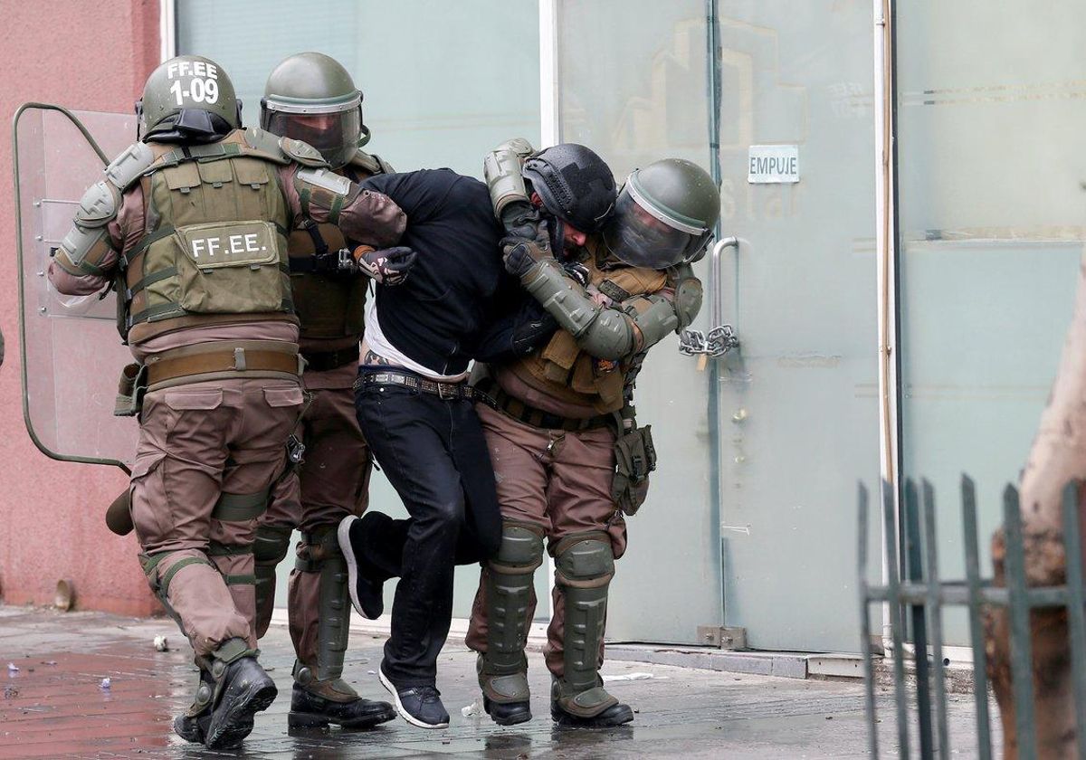La capital chilena se ha convertido en un campo de batalla entre los ciudadanos y los carabineros. La capital chilena se ha convertido en un campo de batalla entre los ciudadanos y los carabineros.