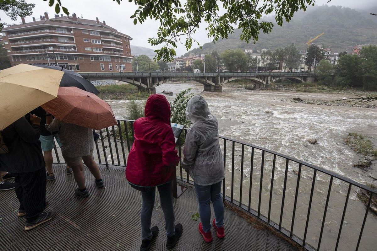 Un grupo de personas, junto a la confluencia entre los ríos Fresser y Ter a su paso por Ripoll. Un grupo de personas, junto a la confluencia entre los ríos Fresser y Ter a su paso por Ripoll.