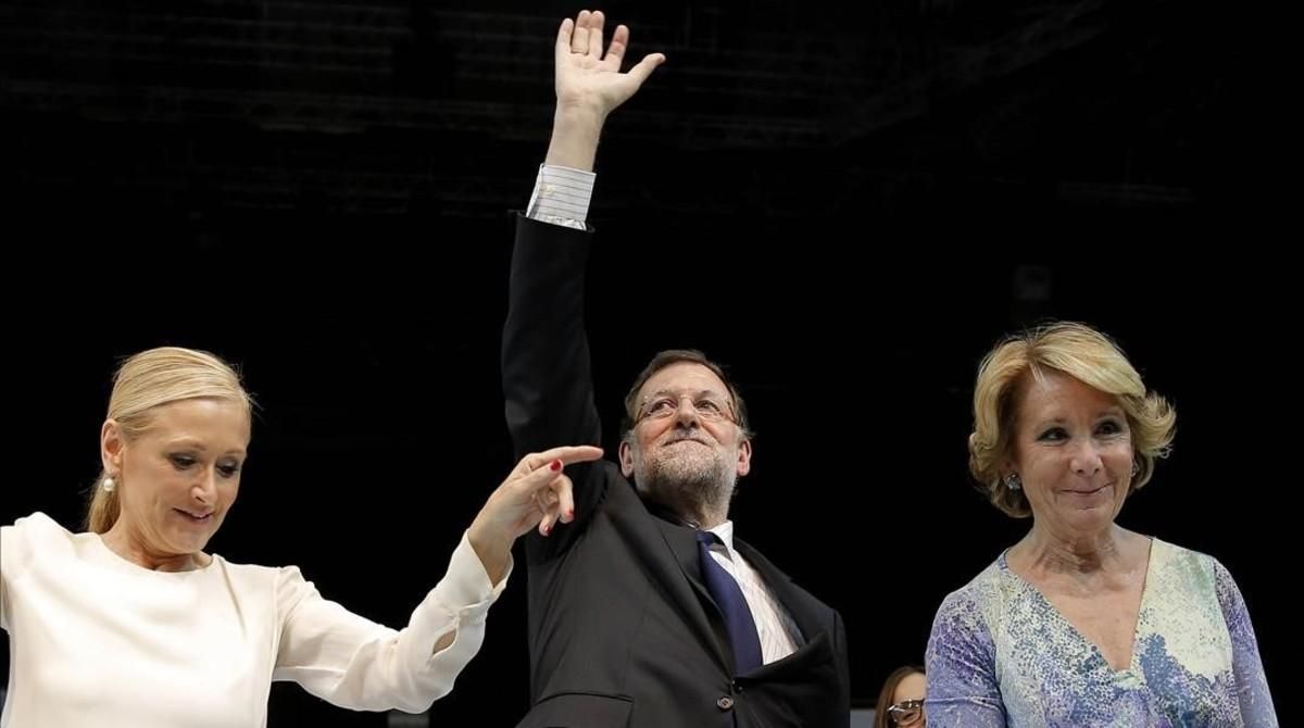 Mariano Rajoy, entre Esperanza Aguirre y Cristina Cifuentes en el mitin de cierre de campaña electoral de las municipales y autonómicas del 2015. Mariano Rajoy, entre Esperanza Aguirre y Cristina Cifuentes en el mitin de cierre de campaña electoral de las municipales y autonómicas del 2015.