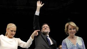 Mariano Rajoy, entre Esperanza Aguirre y Cristina Cifuentes en el mitin de cierre de campaña electoral de las municipales y autonómicas del 2015.