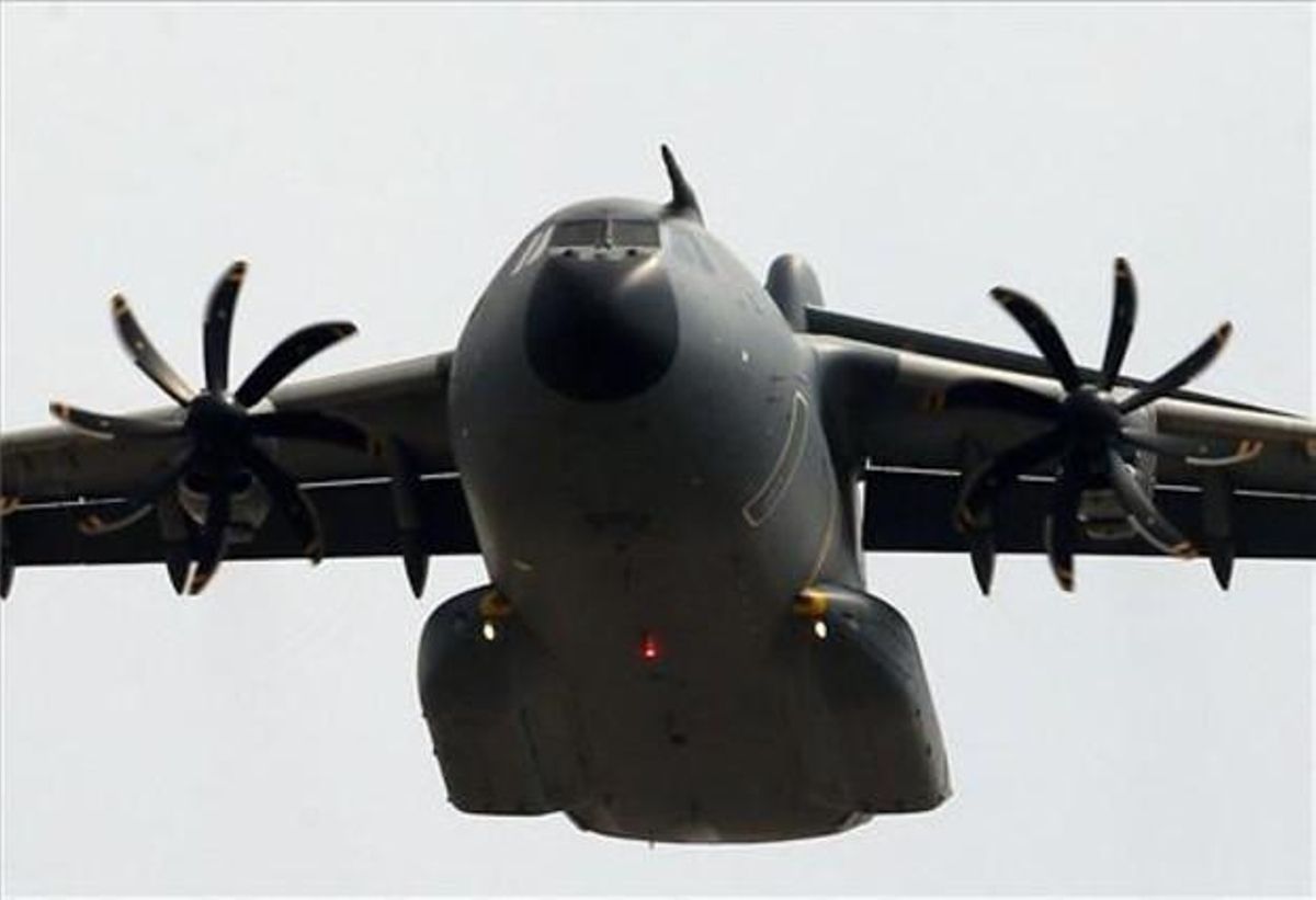 Un avión de carga militar de los Estados Unidos se dispone a aterrizar en la base militar turca de Incirlik, cerca de la ciudad de Adana. Un avión de carga militar de los Estados Unidos se dispone a aterrizar en la base militar turca de Incirlik, cerca de la ciudad de Adana.