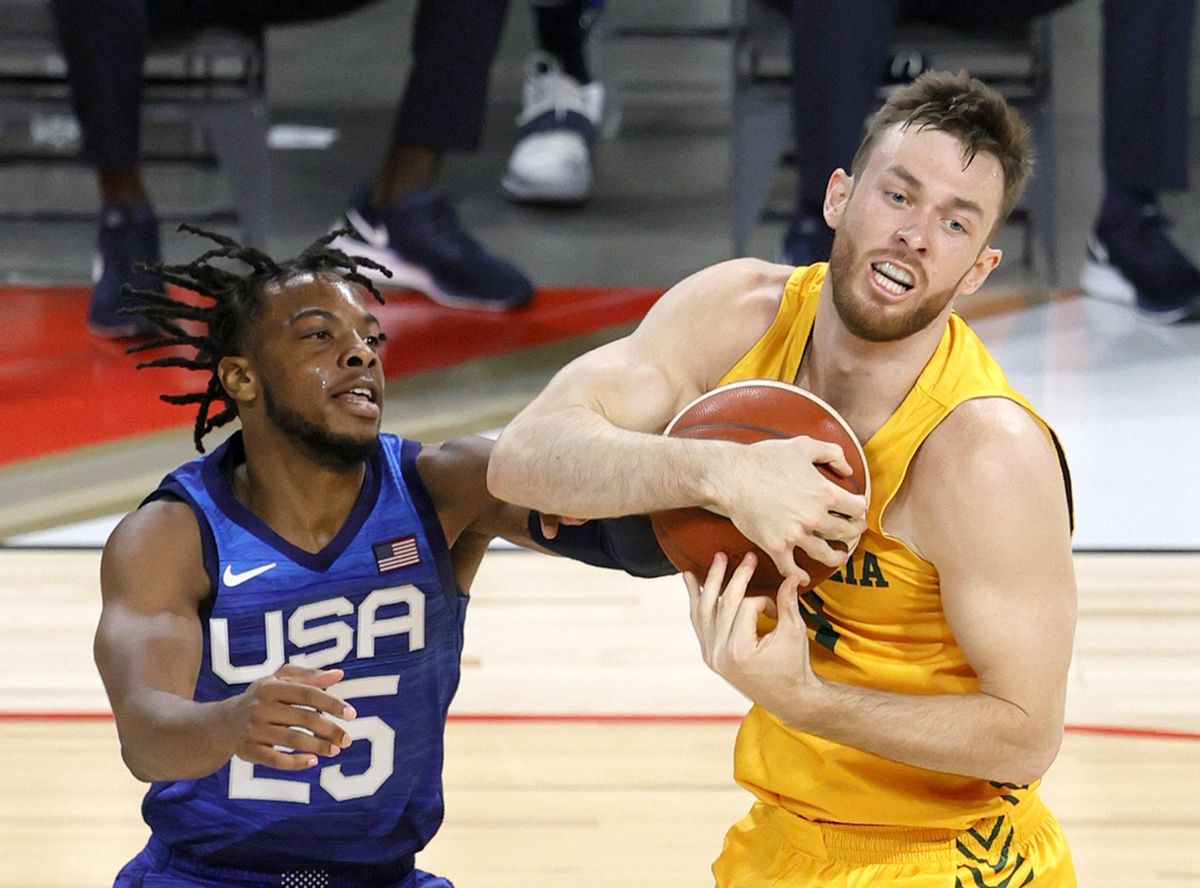 Nik Kay controla un rebote en presencia de Darius Garland Nik Kay controla un rebote en presencia de Darius Garland