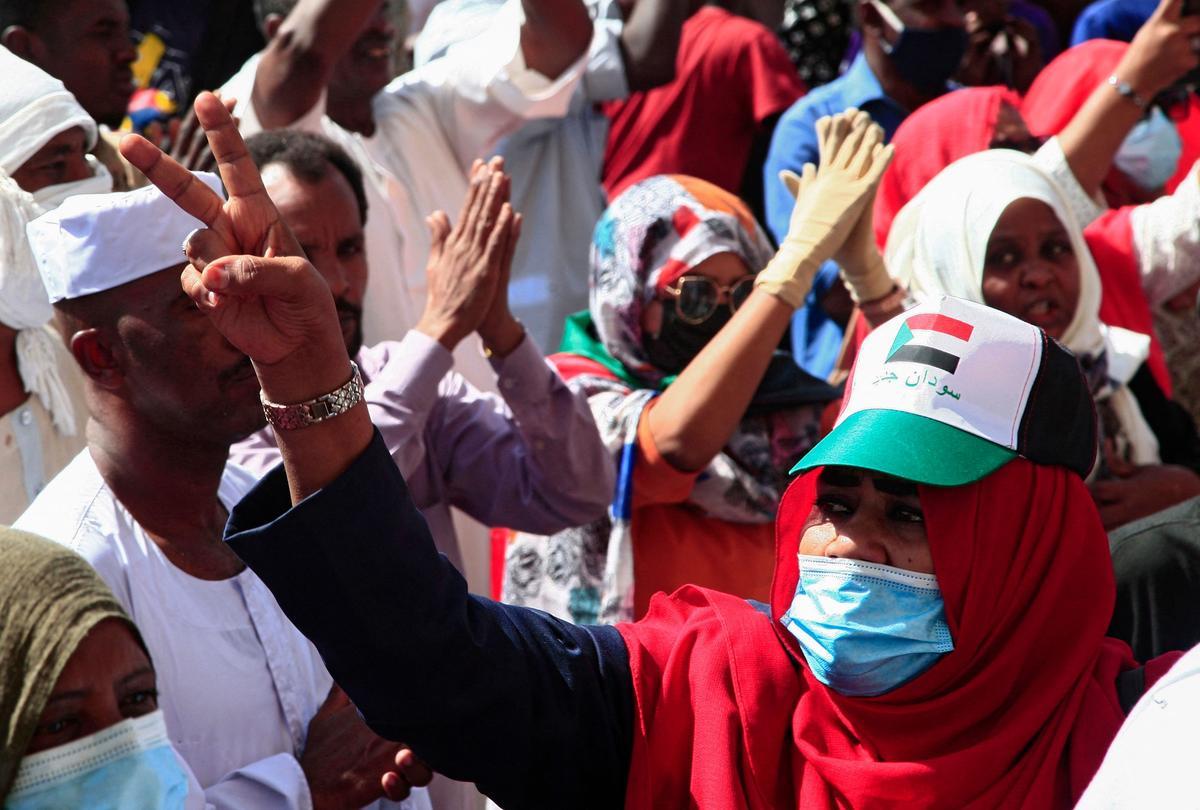 Manifestantes sudaneses en contra de la cúpula militar reunidos este domingo en Jartum. 