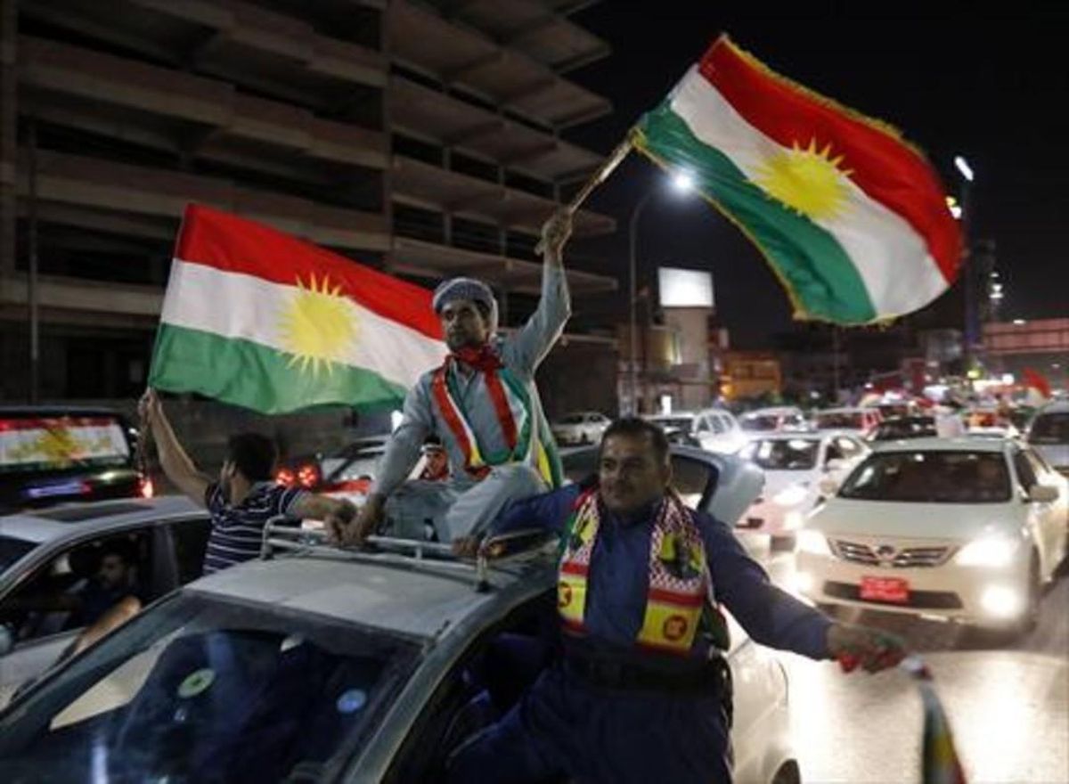Ciudadanos kurdos celebran la victoria del ’sí’ en el referéndum del pasado 25 de septiembre en Erbil. Ciudadanos kurdos celebran la victoria del ’sí’ en el referéndum del pasado 25 de septiembre en Erbil.