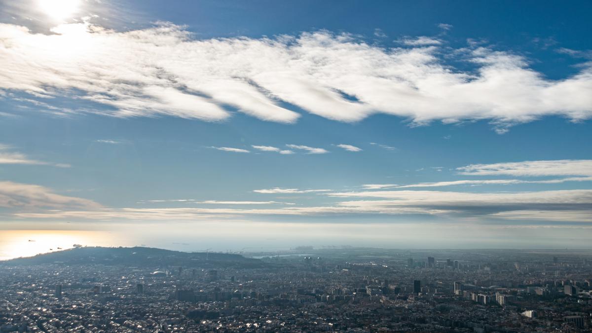 Altocúmulos con formas onduladas sobre Barcelona.