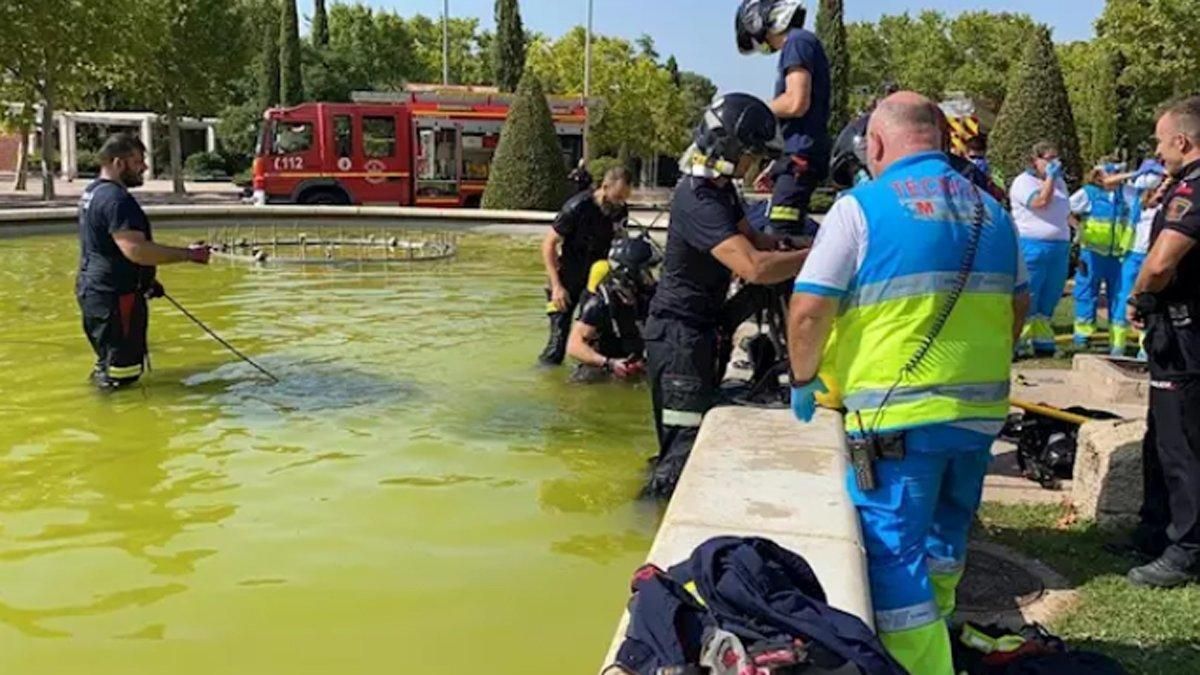 Bomberos de Móstoles y personal del SUMMA 112 en la fuente ornamental donde ha fallecido un joven de 16 años ahogado. Bomberos de Móstoles y personal del SUMMA 112 en la fuente ornamental donde ha fallecido un joven de 16 años ahogado.