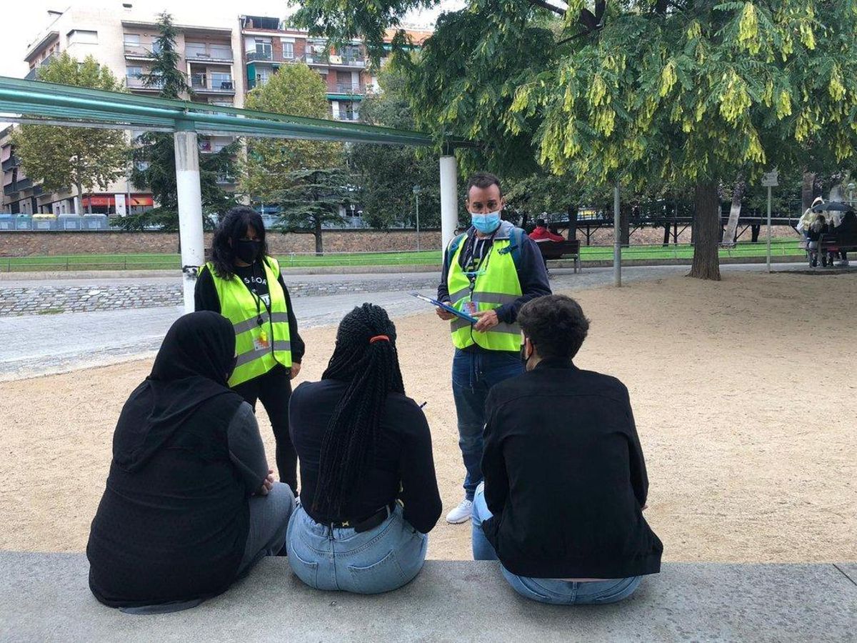 Una pareja de informadores covid de Mataró. Una pareja de informadores covid de Mataró.
