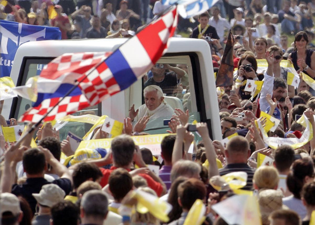 El Papa circula en el papamóvil entre los fieles que han asistido a la misa que ha oficiado en Zagreb.