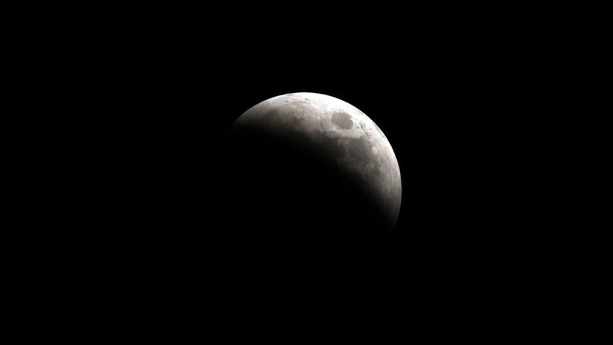 Vista de la luna durante el eclipse lunar desde Seúl, en noviembre pasado.