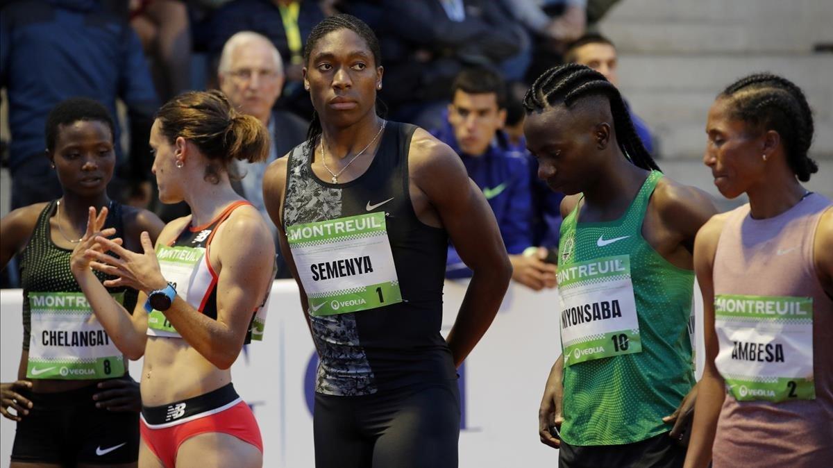 La atleta sudafricana Caster Semenya, con otras atletas, en la prueba de 2.000 metros de París.