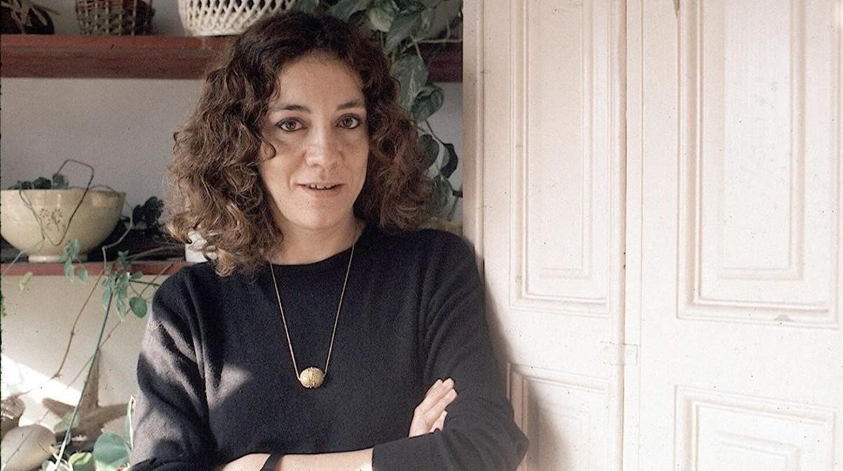 La escritora Montserrat Roig, en su casa del Eixample, en 1987.