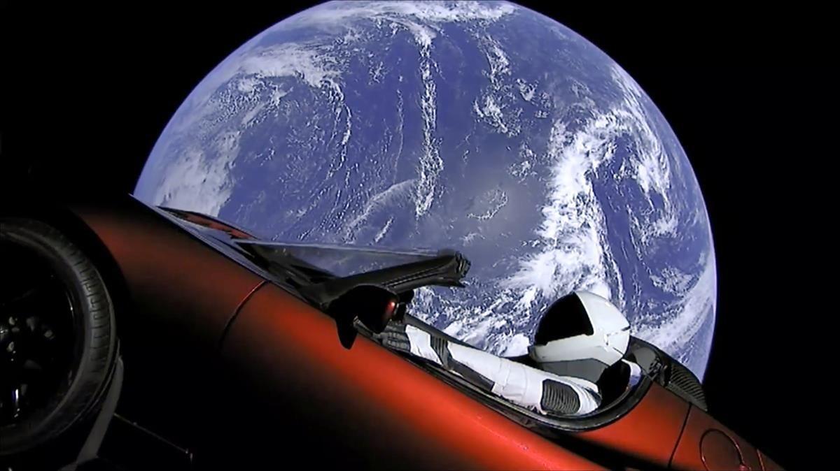 Esta imagen del vídeo proporcionada por SpaceX muestra el traje espacial de la compañía en el auto deportivo rojo Tesla, de Elon Musk, que fue lanzado al espacio durante el primer vuelo de prueba del cohete Falcon Heavy.