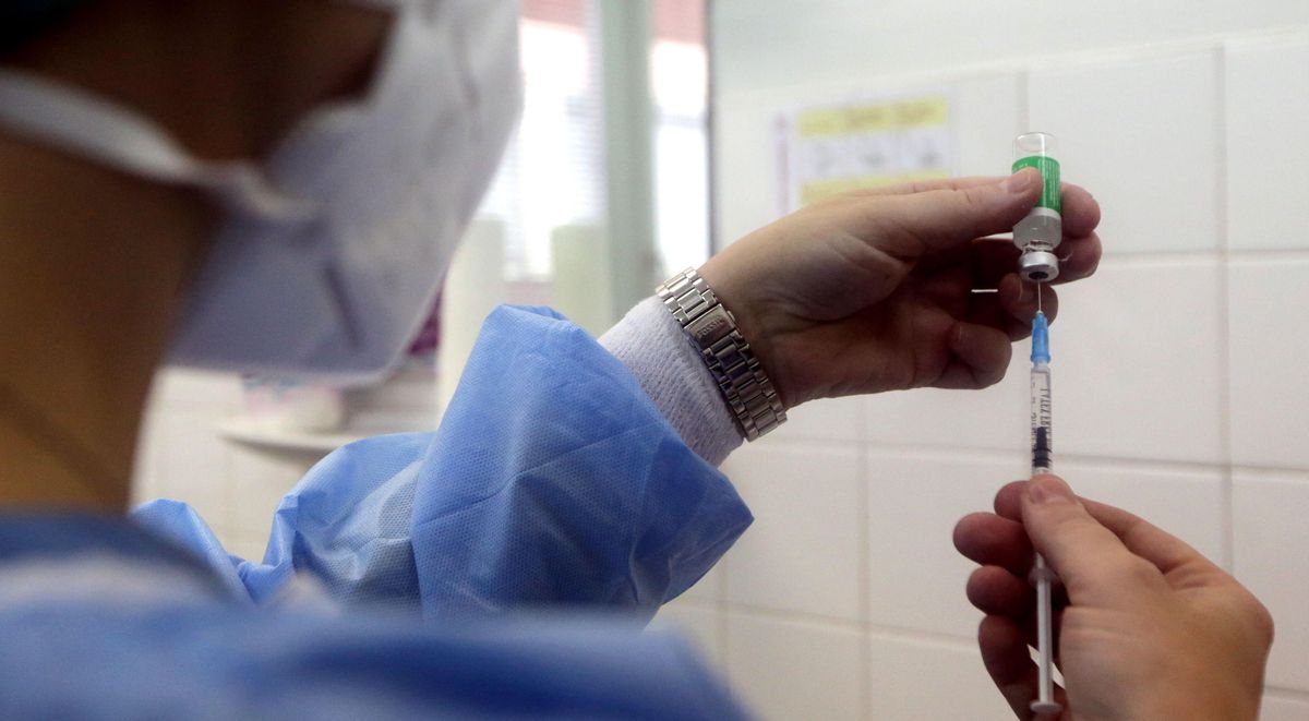 Una enfermera prepara una dosis de la vacuna de AstraZeneca en un hospital de Sarajevo. Una enfermera prepara una dosis de la vacuna de AstraZeneca en un hospital de Sarajevo.