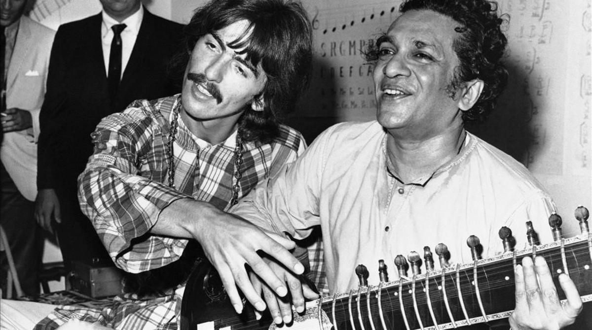 George Harrison, junto al virtuoso del sitar Ravi Shankar, en 1967. George Harrison, junto al virtuoso del sitar Ravi Shankar, en 1967.