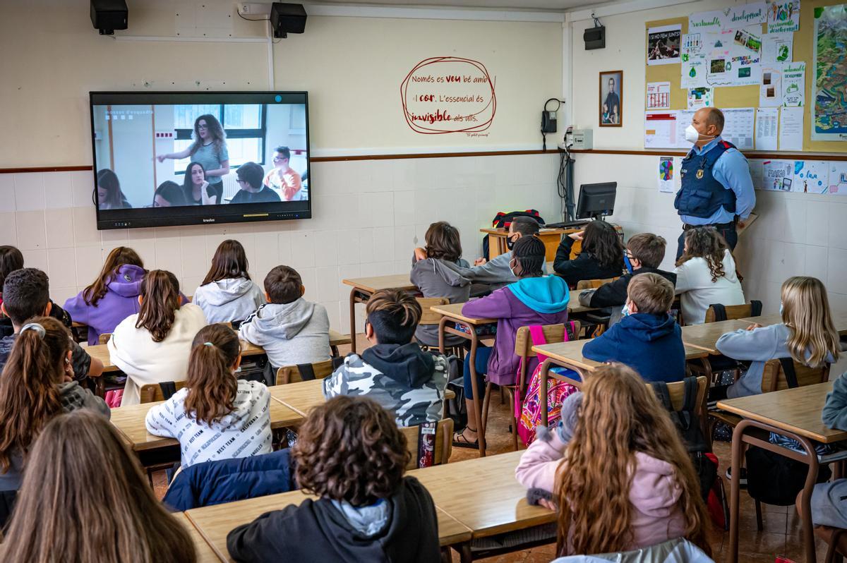 Alumnos de 1º de ESO del colegio Cor de Maria de Mataró participan en un taller contra el ’bullying’.