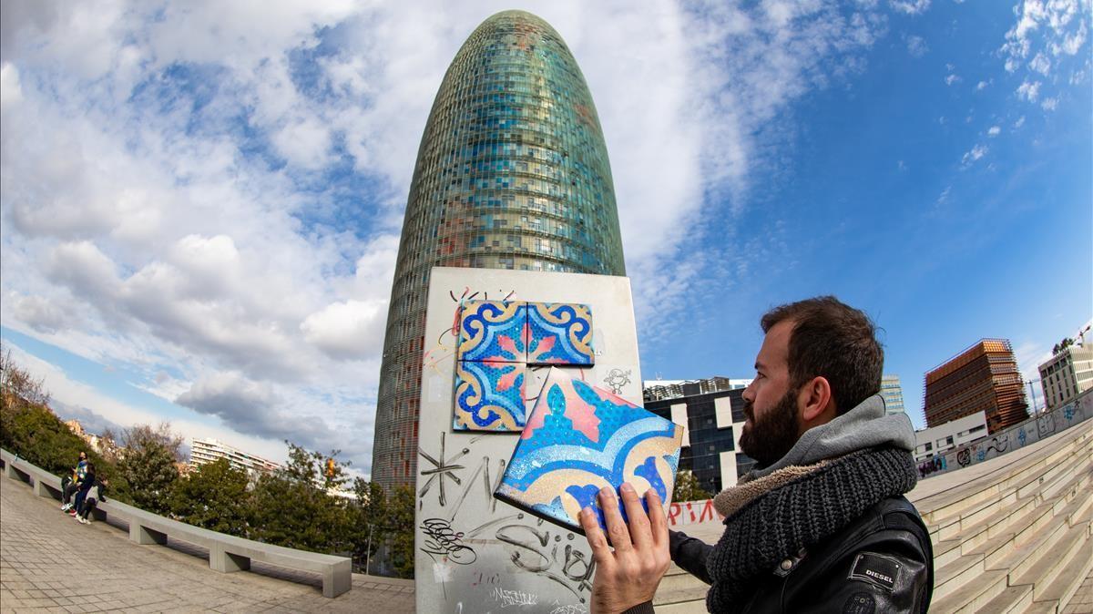Joan Juncosa ha pegado esta semana cuatro baldosas grafiteadas con la Torre Agbar de fondo. 