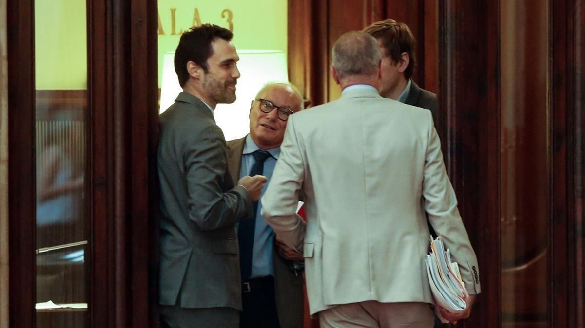 El president Roger Torrent conversa con los letrados del Parlament, este mediodía. El president Roger Torrent conversa con los letrados del Parlament, este mediodía.