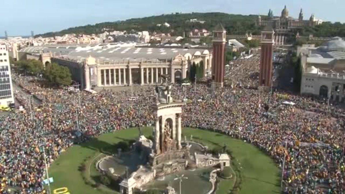 Miles de personas se concentran desde pasadas las 16.00 horas en la plaza Espanya y sus alrededores para participar en la manifestación convocada por la ANC en Barcelona con motivo de la Diada, bajo el lema Objetiu Independència.