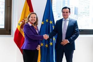 La vicepresidenta primera y ministra de Asuntos Económicos y Transformación Digital, Nadia Calviño; con el presidente mundial de AstraZeneca, Pascal Soriot.