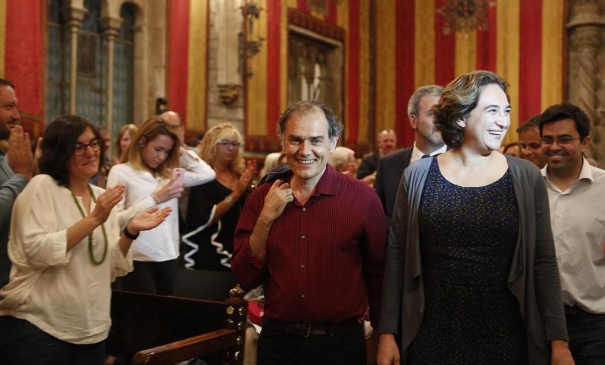 El escritor Javier Pérez Andújar y la alcaldesa Ada Colau entran en el Saló de Cent. El escritor Javier Pérez Andújar y la alcaldesa Ada Colau entran en el Saló de Cent.