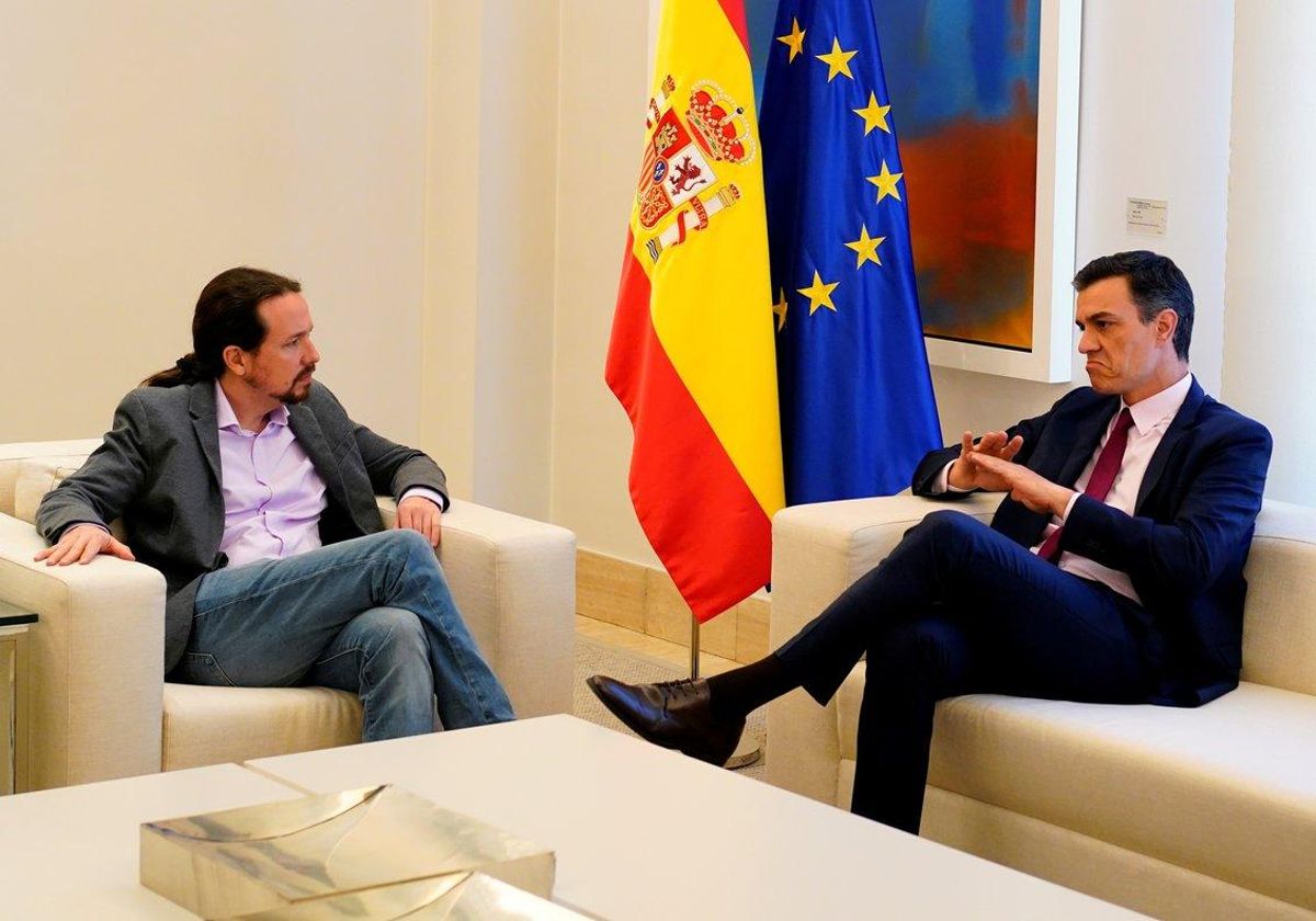 El presidente del Gobierno en funciones, Pedro Sánchez, y el líder de Podemos, Pablo Iglesias, en una reunión en el Palacio de la Moncloa. El presidente del Gobierno en funciones, Pedro Sánchez, y el líder de Podemos, Pablo Iglesias, en una reunión en el Palacio de la Moncloa.