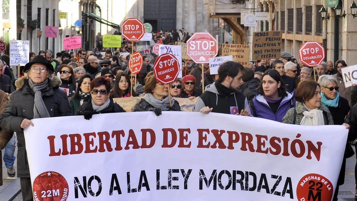 Libertad de prensa |  La condena a una periodista por revelador datos de un resumen legal pone en pie a las asociaciones de la prensa
