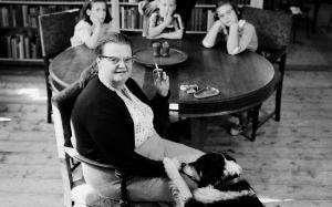 Shirley Jackson, en una imagen de 1956, con sus hijos. 