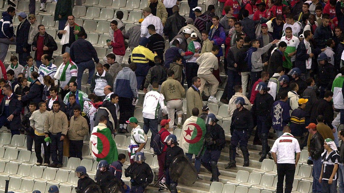 FRENCH RIOT POLICEMEN SURROUND ALGERIAN SUPPORTERS DURING THE SOCCER MATCH BETWEEN FRANCE AND ALGERIA FRENCH RIOT POLICEMEN SURROUND ALGERIAN SUPPORTERS DURING THE SOCCER MATCH BETWEEN FRANCE AND ALGERIA
