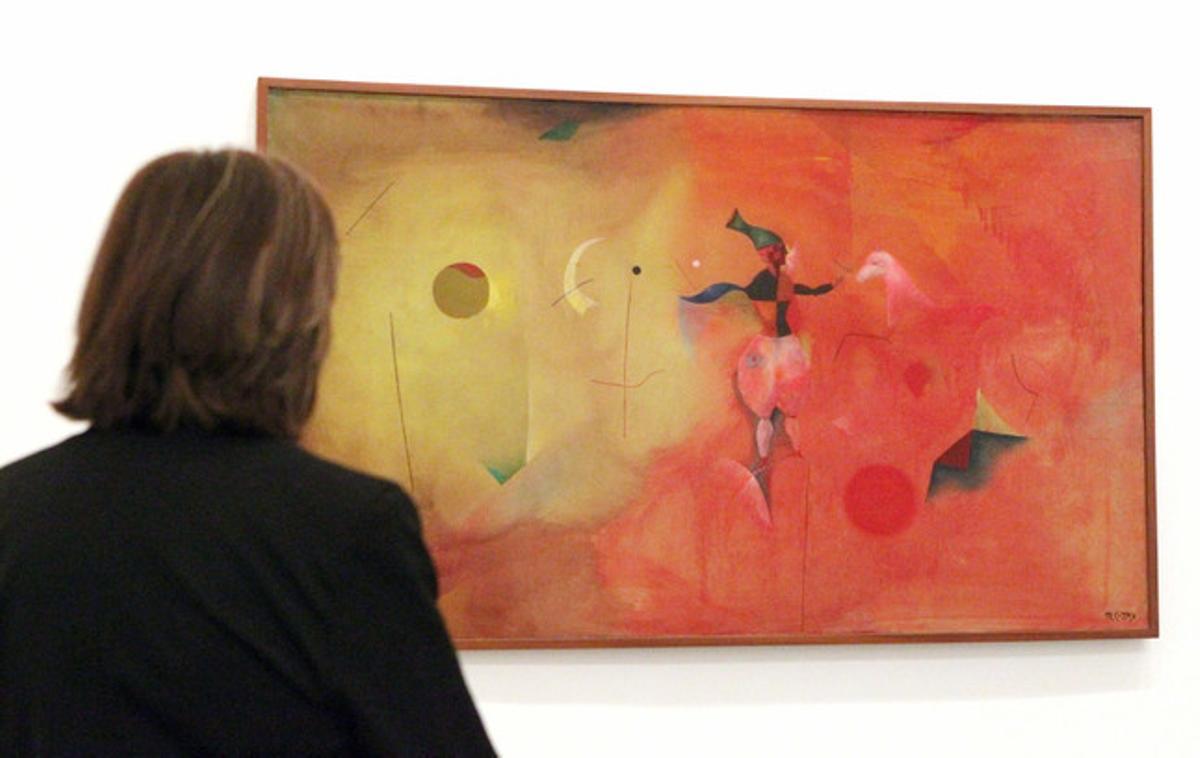 Una mujer observa el cuadro ’Circo’, del pintor catalán Modest Cuixart.