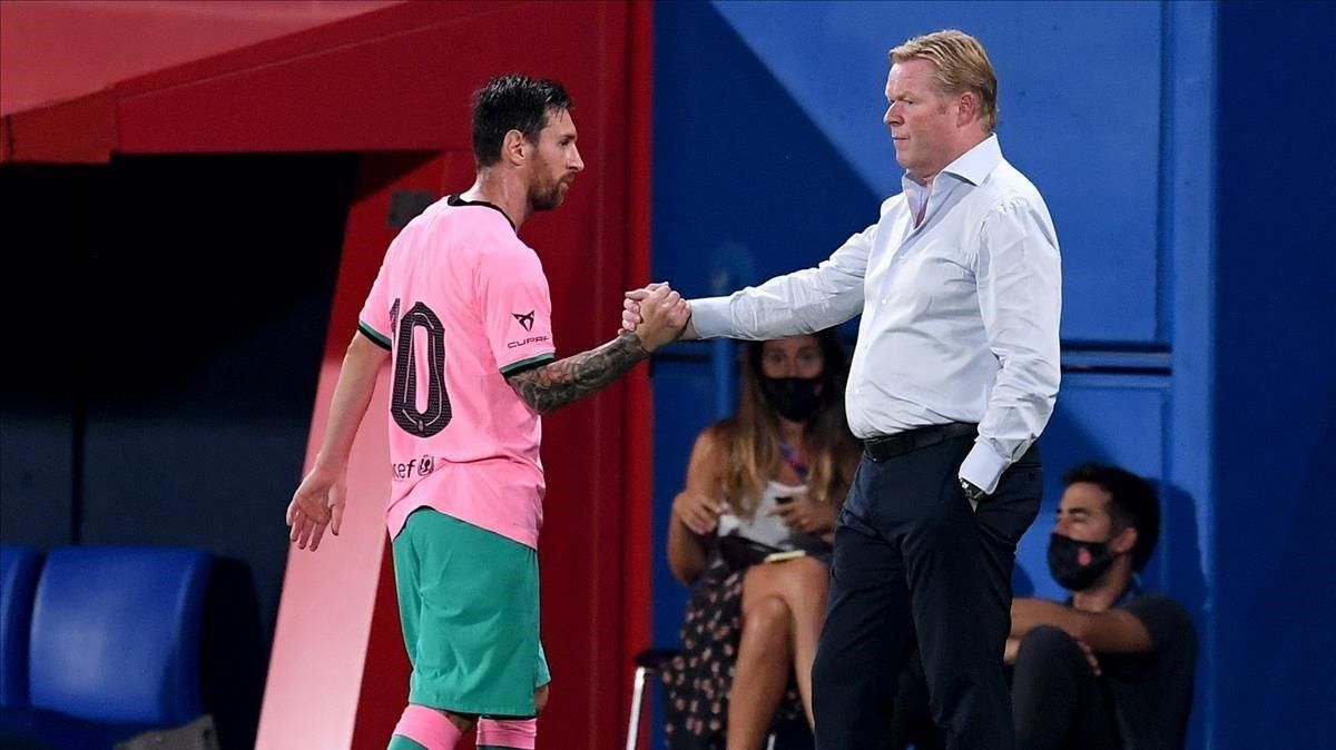 Koeman espera a Messi al final del amistoso con el Girona en el estadi Johan Cruyff. Koeman espera a Messi al final del amistoso con el Girona en el estadi Johan Cruyff.