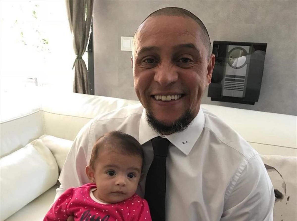 Roberto Carlos, que posa con su hija pequeña, que nació el pasado mes de julio, acaba de convertirse en abuelo a los 44 años.
