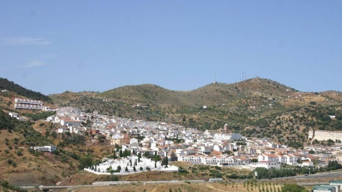 El PP e IU se reparten cuatro meses de alcaldía en un municipio de Málaga tras desbancar al PSOE El PP e IU se reparten cuatro meses de alcaldía en un municipio de Málaga tras desbancar al PSOE