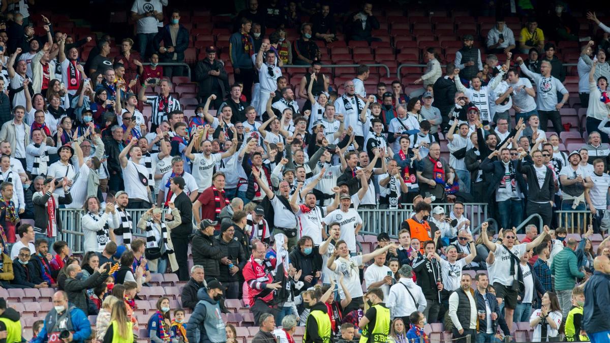 Un sector del Camp Nou ocupado por aficionados alemanes del Eintracht. Un sector del Camp Nou ocupado por aficionados alemanes del Eintracht.