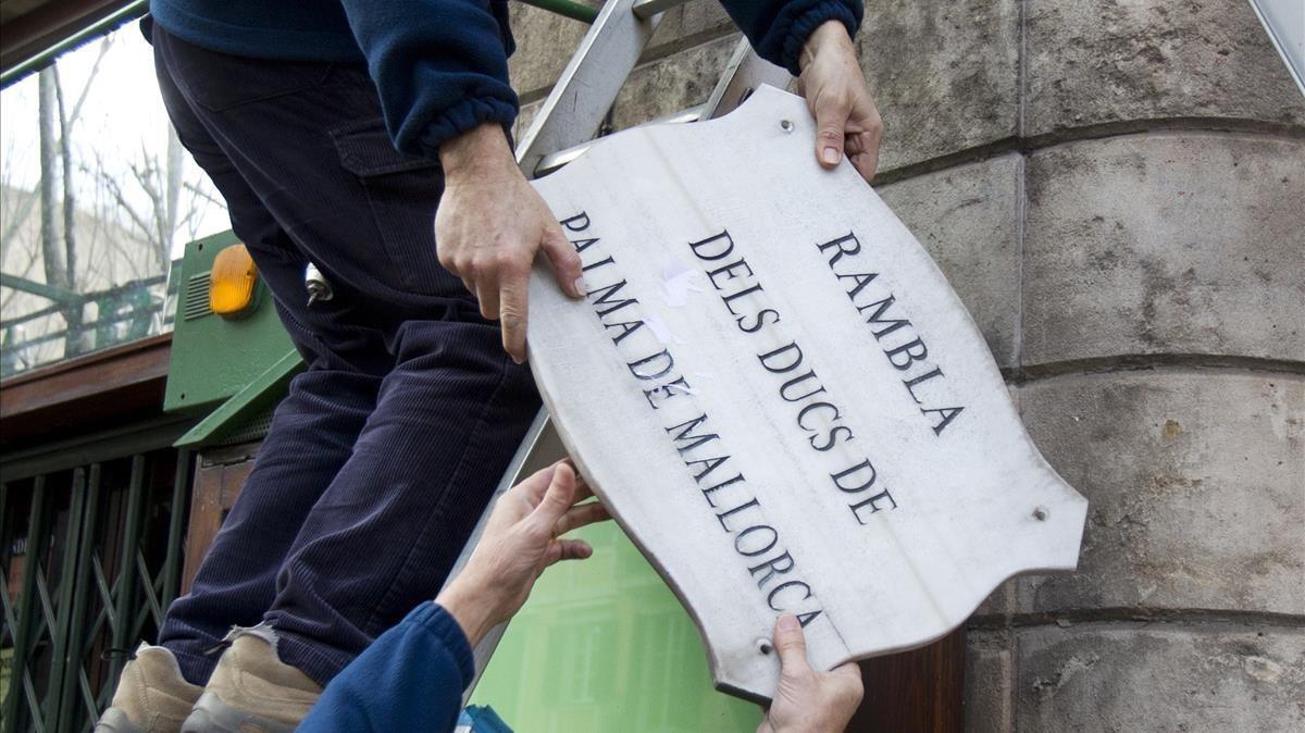 El 8 de febrero del 2013 el ayuntamiento de Palma de Mallorca retiró la placa de la Rambla.