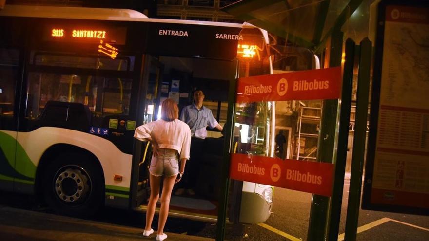 Un centenar de mujeres usa las paradas de bus 'antiacoso' de Bilbao