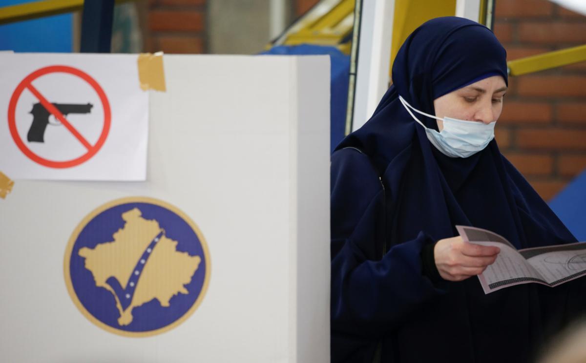 Kosovo vota en unes eleccions que podrien complicar el diàleg amb Sèrbia