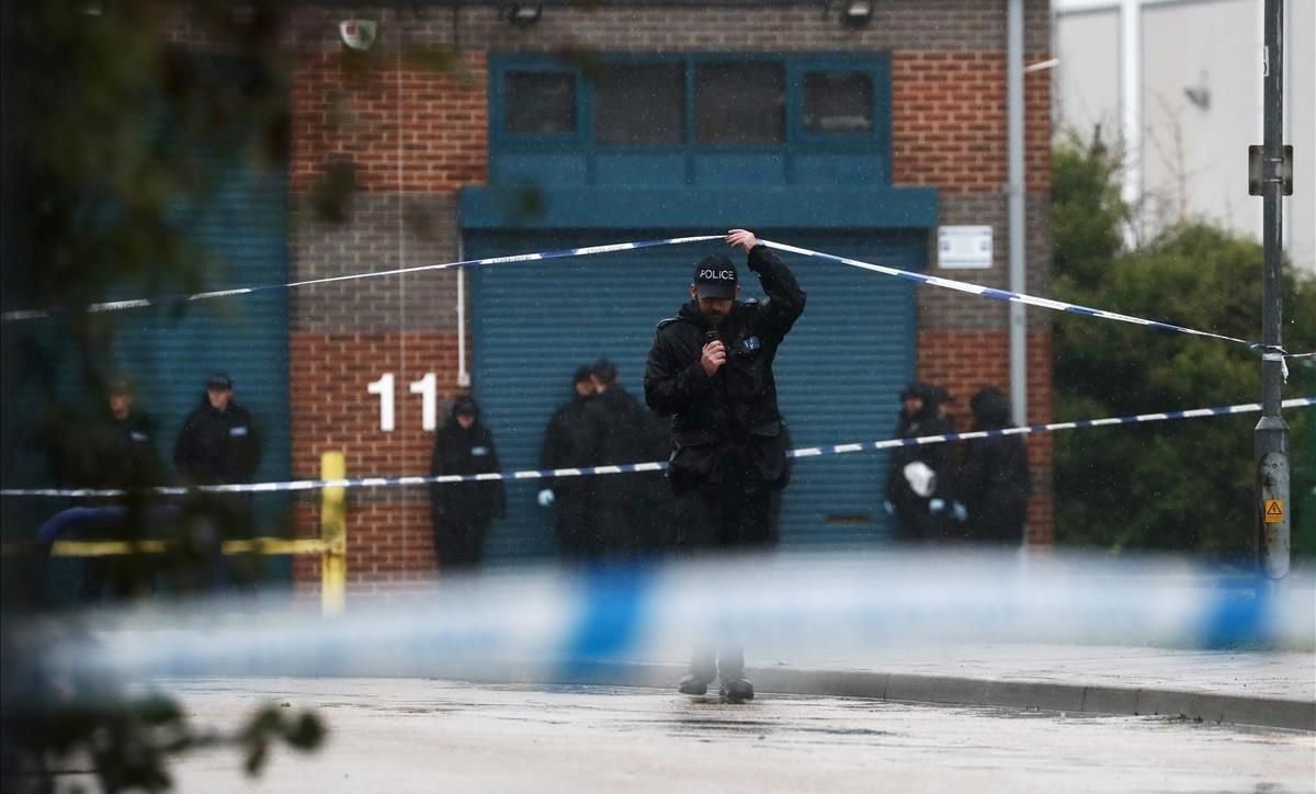 Un oficial de policía sale de la escena donde se descubrieron los 39 cadáveres en un camión contenedor en Essex, Gran Bretaña. Un oficial de policía sale de la escena donde se descubrieron los 39 cadáveres en un camión contenedor en Essex, Gran Bretaña.