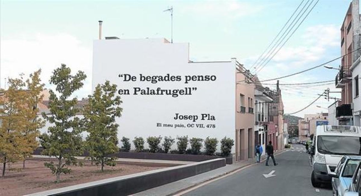 Pintura de Enric Farrés junto a la Fundació Josep Pla de Palafrugell, ayer, con la frase del escritor alterada. Pintura de Enric Farrés junto a la Fundació Josep Pla de Palafrugell, ayer, con la frase del escritor alterada.
