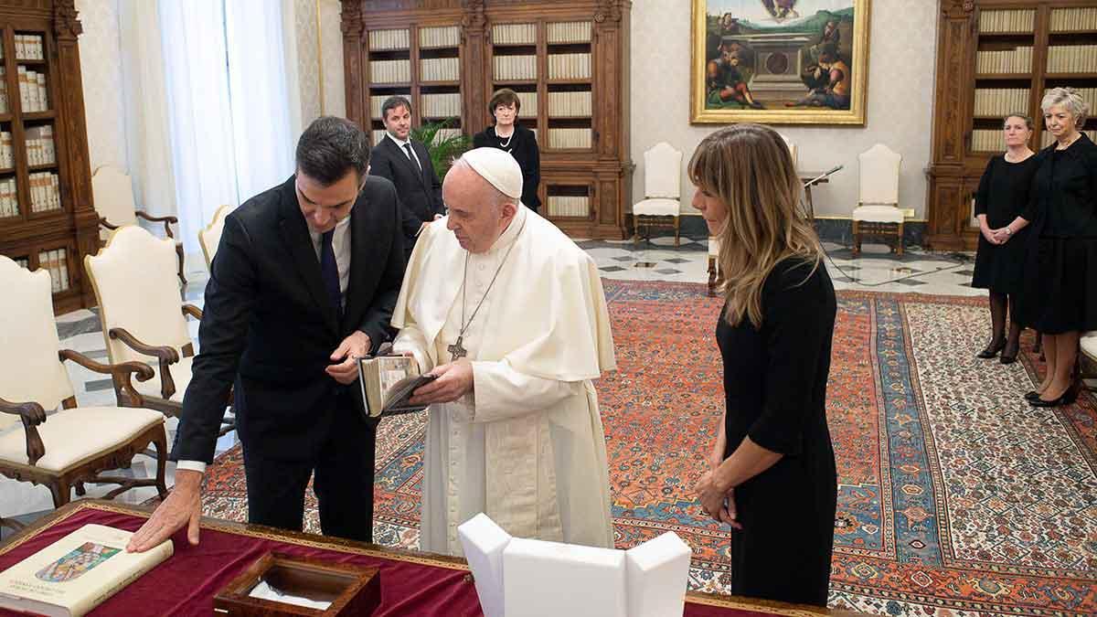El Papa, durante la visita con Pedro Sánchez y su esposa.