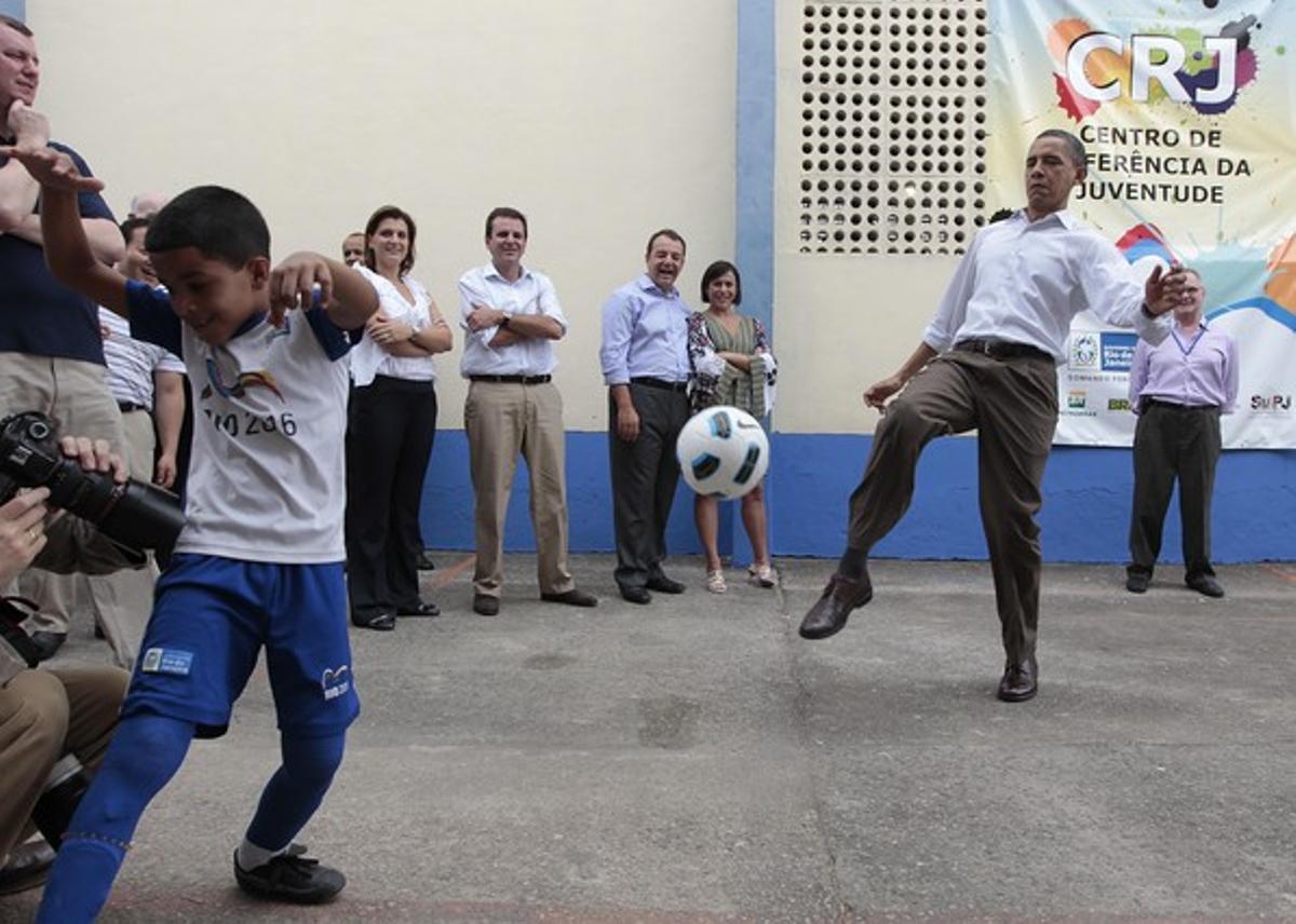 Barack Obama da unos toques a un balón de fútbol, este domingo, durante su visita a la favela Ciudad de Dios, en Río de Janeiro. Barack Obama da unos toques a un balón de fútbol, este domingo, durante su visita a la favela Ciudad de Dios, en Río de Janeiro.
