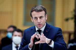 Macron presenta un pla de seguretat en un clar pols a la dreta de cara als comicis d’abril