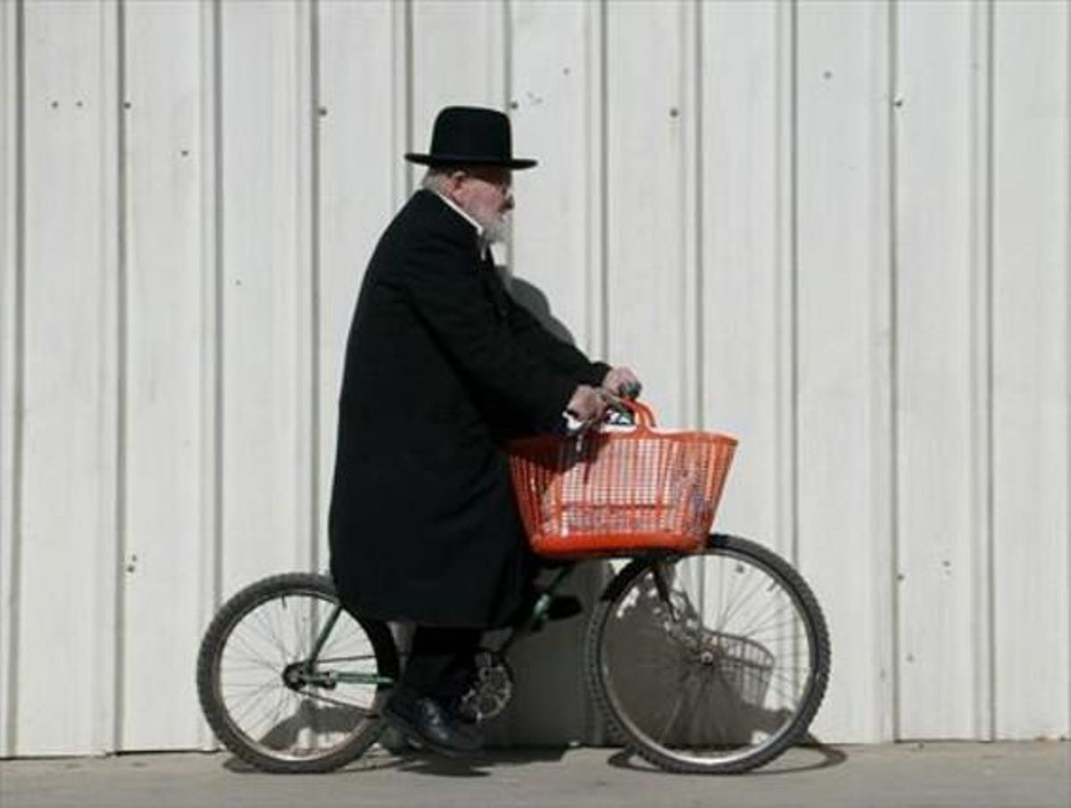 Un ultraortodoxo en bicicleta en la parte occidental de Jerusalén. Un ultraortodoxo en bicicleta en la parte occidental de Jerusalén.