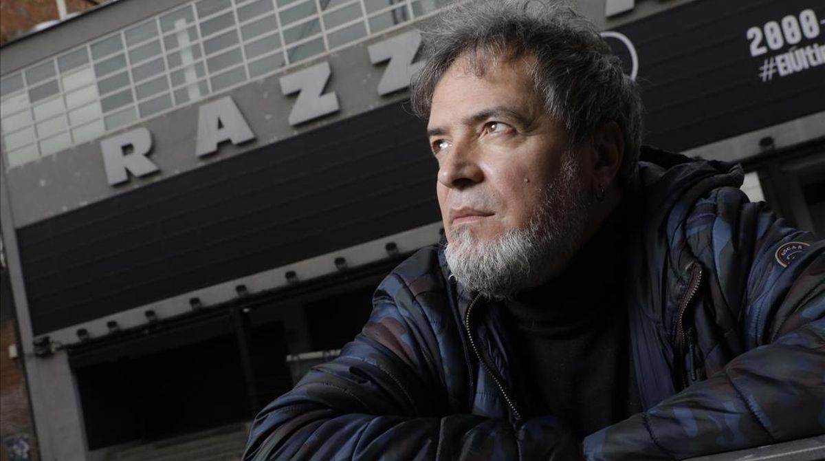 El DJ Amable, frente a la sala Razzmatazz de Barcelona. El DJ Amable, frente a la sala Razzmatazz de Barcelona.