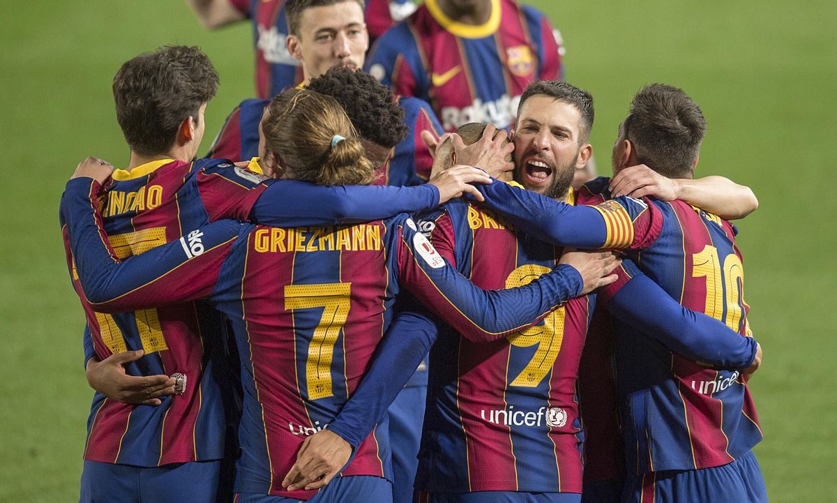 Los jugadores del Barça se abrazan tras el gol de Braithwaite en el partido de Copa ante el Sevilla Los jugadores del Barça se abrazan tras el gol de Braithwaite en el partido de Copa ante el Sevilla