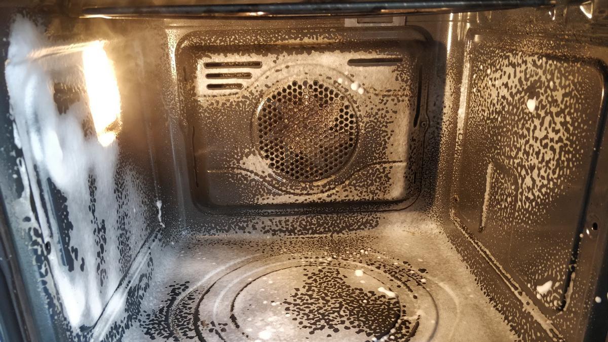 ¿Cómo limpiar el horno y la campana en pocos minutos?