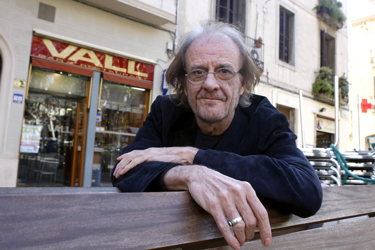 Luis Eduardo Aute posa en la plaza Rovira, de Gràcia, en una imagen de archivo.