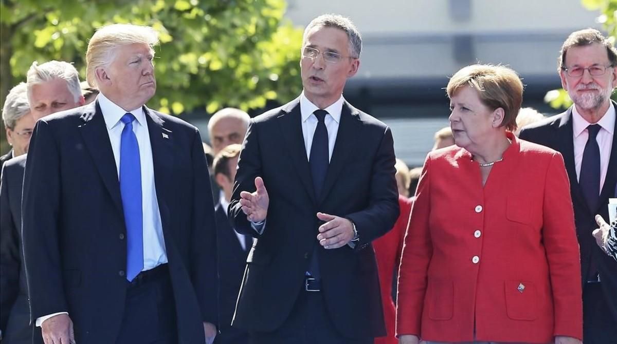 El presidente estadounidense Donald Trump , el secretario general de la OTAN , Jens Stoltenberg, y la cancillera alemana, Angela Merkel, en Bruselas. El presidente estadounidense Donald Trump , el secretario general de la OTAN , Jens Stoltenberg, y la cancillera alemana, Angela Merkel, en Bruselas.