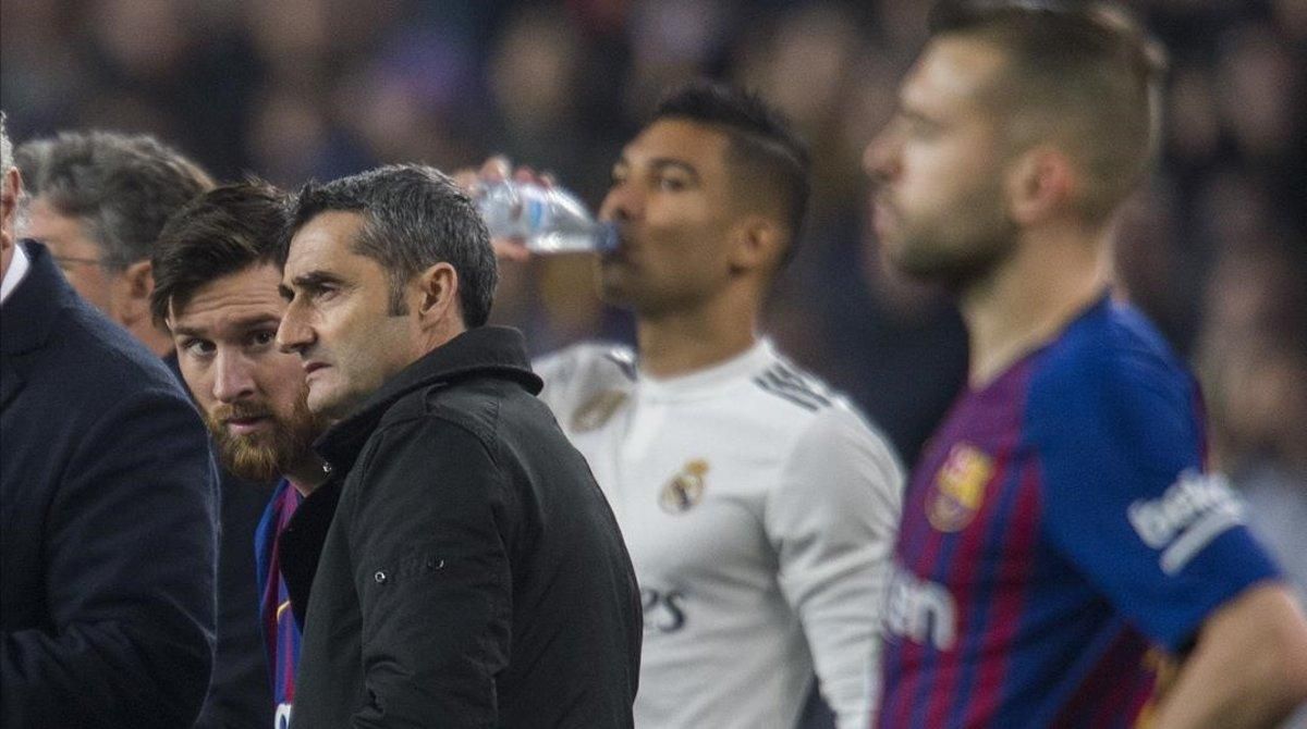 Messi habla con Valverde antes de entrar al campo en la segunda mitad del clásico. Messi habla con Valverde antes de entrar al campo en la segunda mitad del clásico.