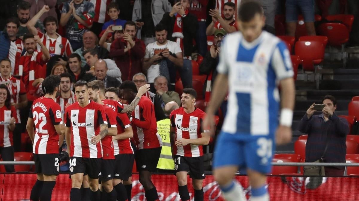Los jugadores del Athletic celebran el primer gol ante la decepción de Campuzano. Los jugadores del Athletic celebran el primer gol ante la decepción de Campuzano.