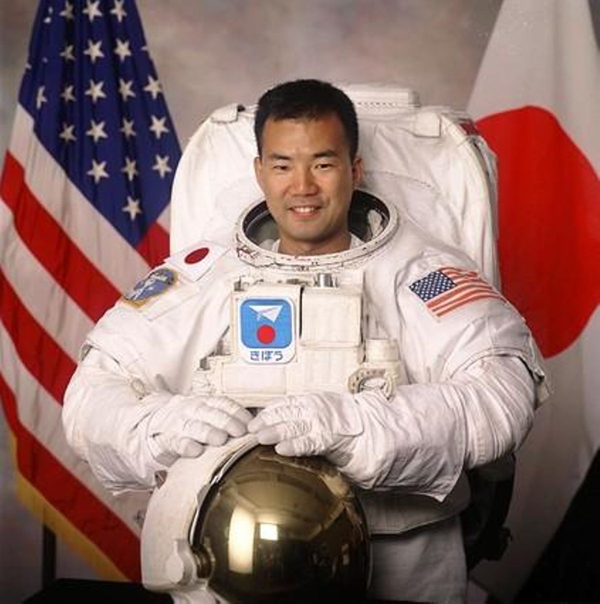 El compte de Twitter (http://twitter.com/astroSoichi) de Noguchi, enginyer de 44 anys que integra l’expedició 22a de l’Estació Espacial Internacional (EEI), és una de les més populars d’aquesta xarxa social de micromissatges. El compte de Twitter (http://twitter.com/astroSoichi) de Noguchi, enginyer de 44 anys que integra l’expedició 22a de l’Estació Espacial Internacional (EEI), és una de les més populars d’aquesta xarxa social de micromissatges.